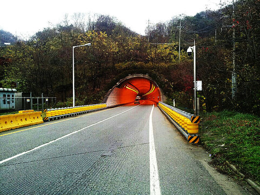 खरीदें Hot Dipped Galvanized Rolling Guardrail Barrier Featuring Grade International Level 4 and PU Roller Material Ensuring Roadside Safety online manufacture