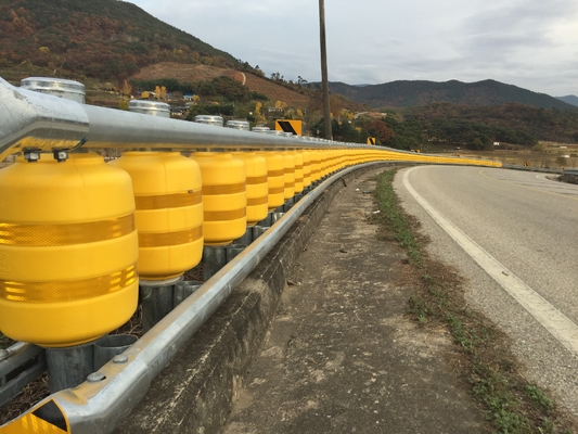 खरीदें 4 Meters Length Highway Roller Barrier High Corrosion Resistance for Mountain Roads Highway Protection online manufacture