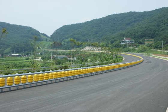 खरीदें Double Buckets Or Single Bucket Roller Crash Barrier with 3.5 Mm Thickness Standard JT/T281-2007 online manufacture
