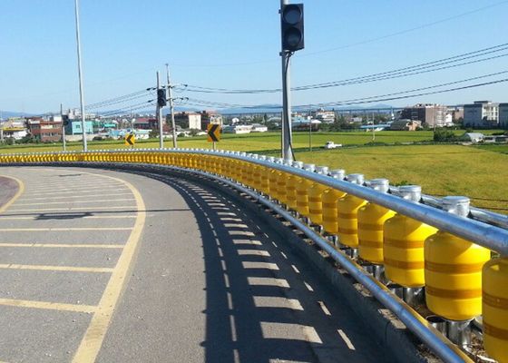 अच्छा दाम strength Steel One pillar and four rails protection method Roller Crash Barrier constructed with materials to ensure long term operational safety ऑनलाइन