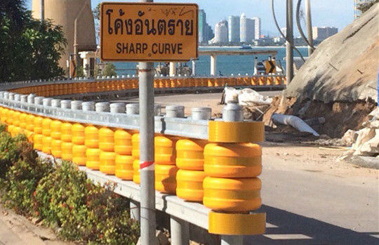 अच्छा दाम पीले रंग के काले धारीदार सुरक्षा रोलर बैरियर जिसमें फोम व्हील सामग्री और सुरक्षा बैरियर समाधानों के लिए सहायक उपकरण हैं ऑनलाइन