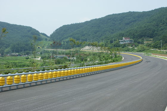 Good price Double Buckets Or Single Bucket Roller Crash Barrier with 3.5 Mm Thickness Standard JT/T281-2007 ऑनलाइन